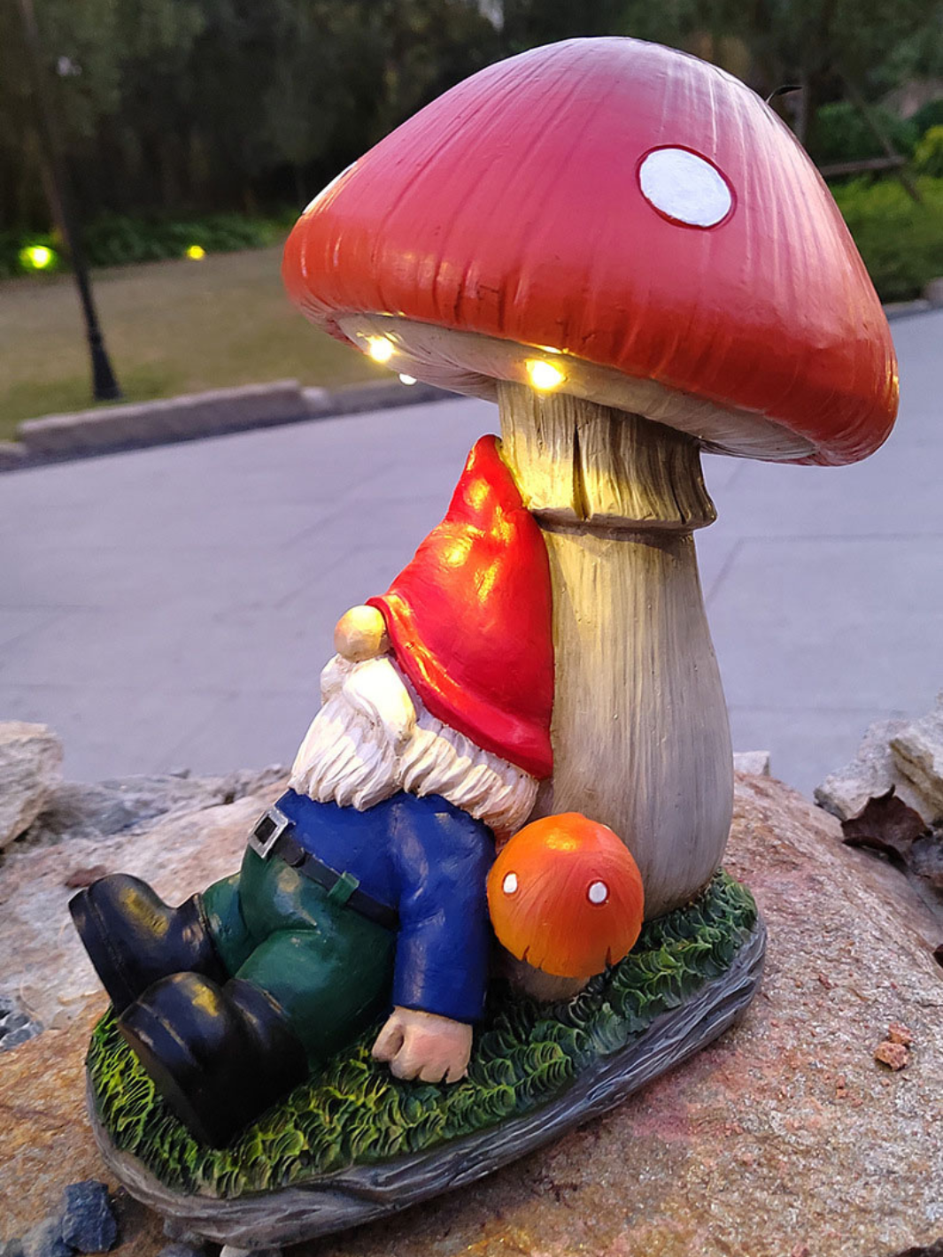 Statue de jardin en béton - nain endormi sur champignon